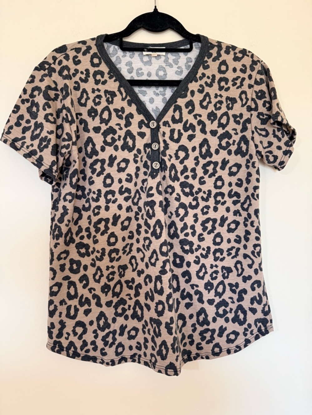 Sweet Lovely Short Sleeve V-Neck Leopard Print Tee in Taupe/Black